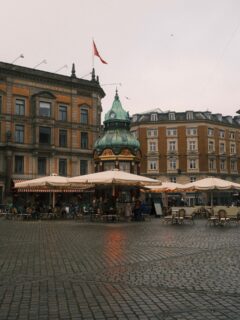 Se balader dans les rues de Copenhague me manque un peu… 
Il faut dire qu’il y aurait encore tant à découvrir dans cette ville! 

L’ambiance y est à la fois si animé et si calme. Une grande ville, qui reste malgré tout « apaisante » et qui doit être agréable à vivre. ☺️

• Voyage - Europe - Balade •

#copenhagen🇩🇰 #tivolipark #travel #traveler #travelgram #europe #dijonnais #noël #christmas