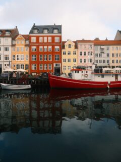 Copenhague et ses fameuses maisons colorées le long du port. 🥰

Une agréable balade dans ce quartier incontournable de la capitale danoise! 

• Photographie - Voyage - Exploration •
#copenhagen #europe #danemark🇩🇰 #winter #copenhague #paysnordiques