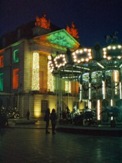 POV: On est à la fin des années 70 et tu sors ton appareil photo argentique compacte pour faire des photos de Dijon à Noël. ☺️

• Balade - Dijon - Photographie •
#photographer #dijon #bourgognefranchecomte #bourgogne #noël #argentique #ricoh #cinestill800t