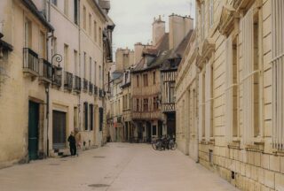 Les rues de Dijon sur pellicule. 

Saurez-vous reconnaître certains lieux ? (Certaines photos sont faciles 😏) 

Bon dimanche !

📸 Pentax ME Super 
🎞️ Kodak Gold 200 

• Dijon - Photographie - Bourgogne - Patrimoine •
#argentiquephoto #lacotedorjadore #labourgogne #bourgognefranchecomtetourisme #dijon