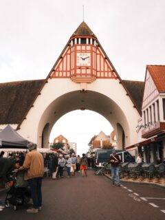 Balade sur l’impressionnant marché couvert du Touquet. 
Je suis totalement tombé amoureux de l’architecture de ce bâtiment (mais aussi de la ville)! 

• Voyage - Photographie - France •
#travel #explorefrance #dijonnais #travelgram #france #cotedopale #cotedopaletourisme #côtedopale #nausicaa #letouquet #berk #boulognesurmer #capgrisnez #vacancesderêve #photographie #photographer #photos #paysage #nature #summer #nord #nordpasdecalais #france🇫🇷 #hautsdefrancetourisme #hautsdefrance #fierdemonfuji #fujifilm #fujifilmfrance