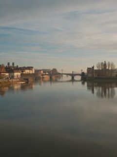 📸 Un matin d’hiver à Chalon-sur-Saône.

La Saône coule paisiblement, le brouillard se dissipe doucement. 
Les rues sont encore désertes. Ou presque. Car de nombreuses personnes font la queue devant les boulangeries. 
Durant ma balade, mon regard est attiré par quelques vieilles enseignes, qui me rendent toujours un peu nostalgique. 😌

• Bourgogne - Photographie - Balade •
#chalonsursaone #destinationsaoneetloire #mybourgogne #explorefrance #bourgognefranchecomte