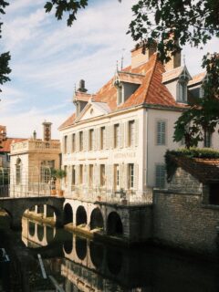 La semaine dernière on a participé à un atelier de fabrication de gin! 😍

On a passé un super moment chez @lesecretdelherbier , dans sa magnifique distillerie située à Plombières-lès-Dijon. 
À l’intérieur du bâtiment, on se laisse porter par les délicieuses odeurs florales, végétales et épicées, qui nous donne envie de nous plonger dans l’univers du gin! 💐

Et cet atelier de fabrication est l’occasion parfaite d’en apprendre plus sur cette boisson.
On peut créer notre propre recette gin! 
🫡 Avec Théo on s’est mis en binôme pour élaborer une recette avec les ingrédients qui nous parlaient le plus. 
Le résultat? Un gin aux notes d’anis et d’agrumes, qui porte le doux nom de « Balade des Amants ».
Je peux vous assurer qu’on est pas peu fier de notre création, que l’on adore servir et présenter à nos invités à la maison! 🙂‍↕️

D’ailleurs, à l’approche des fêtes, je peux vous garantir que cette activité est une super idée cadeau! 
Vous pourrez la découvrir sur le site de @lesecretdelherbier , en version solo ou duo! 

Alors? Ça vous tenterai de créer votre propre gin et de repartir avec?! 😏

Atelier réalisé par @cyril_distillateur_ , avec l’incroyable participation de @lalaora @mangeforest @burgundy_guide @bonplandijon @julienchauvenet_foodies @suzantrd 💪

*invitation 
• Dijon - Bourgogne - Photographie - Terroir - Vin•
#photo #photography #photographer #labourgogne #fierdemonfuji #filmphotography #film #dijonmaville #fujifilm #fuji #fujifilmxm5 #fujifilmfrance #lacotedorjadore #france #france🇫🇷 #dijon #dijonnais #dijontourisme #dijonville #bourgognefranchecomte #bourgognefranchecomté #bourgognefranchecomte_tourisme #mybourgogne #cotedor #destinationdijon #wine #spiritueux #terroir #gastronomie #gin
