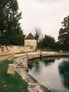 🫶 Villecomte, mon village du mois…

Zoom sur son célèbre Creux-Bleu. 
Ce site de spéléologie sous-marine doit son nom à une algue microscopique qui donne cette couleur si belle à l’eau. 
Sous cette résurgence, se cache également une grotte!

Le Creux-Bleu est l’endroit idéal pour flâner, se détendre ou même pique-niquer. 🥰

• Bourgogne - Tourisme - Patrimoine •
#travel #explorefrance #bourgognefranchecomtetourisme #dijonnais #dijonville #travelgram #france #travelblogger #bourgogne #france🇫🇷 #issurtille #bourgognefranchecomté #bourgognetourisme #mybourgogne #labourgogne #lacotedorjadore #cotedor #côtedor #lautomnecestenbourgogne #dijonmustard #escapade #voyage #tourismefrance #tourismelocal #slowlifestyle #photographe #photography #photographie #photo #fierdemonfuji