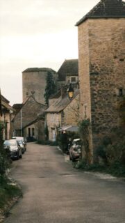Classé parmi « les plus beaux villages » de France, Châteauneuf est mon village du mois… 🫶

Reconnaissable de loin par son impressionnant château, les rues de ce petit village typiquement bourguignon valent tout autant le détour! 

• Bourgogne - Tourisme - Patrimoine •
#travel #explorefrance #bourgognefranchecomtetourisme #dijonnais #dijonville #travelgram #france #travelblogger #bourgogne #france🇫🇷 #auxois #bourgognefranchecomté #bourgognetourisme #mybourgogne #labourgogne #lacotedorjadore #cotedor #côtedor #lautomnecestenbourgogne #dijonmustard #escapade #voyage #tourismefrance #tourismelocal #slowlifestyle #auxoismorvan #chateauneuf #plusbeauvillagedefrance
