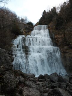 Balade aux Cascades du Hérisson. 
Toujours impressionné par ce magnifique spectacle que nous offre la nature. 
Et surtout cette ambiance apaisante est tellement ressourçante. Le dépaysement total, si proche de chez nous. 🥰

• Paysage - Nature - Jura • 
#travel #explorefrance #dijonnais #bourgognefranchecomtetourisme #france #travelgram #jura #montagnesdujura #juratourisme #franchecomte #franchecomtetourisme #vouglans #lacdevouglans #bonlieu #lacdebonlieu #cascadesduhérisson #autumn #autumnvibes🍁 #nature #bourgognefranchecomte #automne #automne🍂 #photographie #balades #france🇫🇷