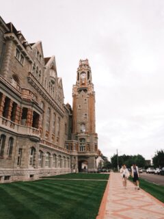L’impressionnant Hôtel de Ville du Touquet. 
J’adore cette architecture. On était vraiment impressionné par la beauté et le côté majestueux de ce bâtiment au cœur de la ville. 

• Voyage - Photographie - France •
#travel #explorefrance #dijonnais #travelgram #france #cotedopale #cotedopaletourisme #côtedopale #nausicaa #letouquet #berk #boulognesurmer #capgrisnez #vacancesderêve #photographie #photographer #photos #paysage #nature #summer #nord #nordpasdecalais #france🇫🇷 #hautsdefrancetourisme #hautsdefrance #fierdemonfuji #fujifilm #fujifilmfrance