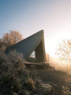 Encore un magnifique séjour chez @samolodges 💚
Un moment magnifique et ressourçant en pleine nature. 

Quel plaisir de profiter du bain nordique en plein automne. Idéal pour se détendre et recharger les batteries, nous avons vraiment apprécié ce moment. 🥰
Nous étions ensuite d’attaque pour nous en mettre plein l’estomac avec la raclette qui nous attendait au frigo et enchaîné ensuite avec une petite séance cinéma directement dans notre lodge. ☺️

Bref, on a été heureux de retrouver ce petit cocon au cœur de la campagne. C’est vraiment parfait pour recharger les batteries ou télétravailler dans un cadre calme et apaisant. 

• Bourgogne - Tourisme - Nature •

*invitation
#travel #explorefrance #bourgognefranchecomtetourisme #dijonnais #dijonville #travelgram #france #travelblogger #bourgogne #france🇫🇷 #semurenauxois #bourgognefranchecomté #bourgognetourisme #mybourgogne #labourgogne #lacotedorjadore #cotedor #côtedor #semurenauxoisfrance #auxois #auxoismorvan #voyage #tourismefrance #tourismelocal #slowlifestyle