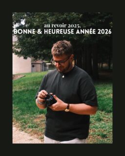 Je vous souhaite à tous une belle et heureuse année 2026. ✨

Une année de plus, dans tous les sens du termes pour ma part! 
Je laisse derrière moi une année 2025 étrange. Pleine de beaux moments, mais qui aura été éprouvante sur la fin. 

Mais je suis certain, que les épreuves rencontrées ces derniers temps sont pour mieux me préparer à l’avenir. 
Car l’année 2026 ça s’annonce folle de mon côté. Avec de gros projets qui vont bouleverser beaucoup de choses. 

Alors merci 2025 de m’avoir appris la patience, de m’avoir fait gardé les pieds sur terre et de me rappeler de me réjouir des choses les plus simples du monde. 

J’espère que 2026 sera pour vous une fantastique année, et qu’elle apportera tout ce dont vous avez besoin. 

Bisous à tous. 
Quentin