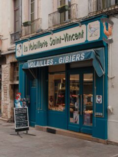 La journée commence doucement dans les rues de Chalon. 
Certaines boutiques commencent à prendre vie, pendant que d’autres sont encore fermées. 

Que c’est agréable une balade en ville, quand tout est encore calme 🥰

• Bourgogne - Photographie - Patrimoine •
#destinationsaoneetloire #chalonsursaone #mybourgogne #sortezchezvous #explorefrance