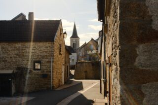📖 Décrit par l’écrivain bourguignon Henri Vincenot, comme étant « le toit du monde occidental », Sombernon ne manque pas d’attrait. 

⛰️ Perché sur sa montagne, aux portes de la Vallée de l’Ouche et du Pays de l’Auxois, le village offre de superbes vues sur la nature environnante. 

Vous avez déjà eu l’occasion de vous balader à Sombernon? 

• Nature - Photographie - Bourgogne - Patrimoine •
#explorefrance #lacotedorjadore #labourgogne #sortezchezvous #bourgognefranchecomtetourisme