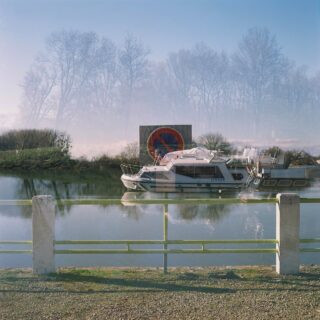 Quand un « accident » donne une jolie composition ! 🤭

La première photo est le résultat d’un petit accident photographique. Plus précisément d’une double exposition inopinée. 😅
> Une double exposition, c’est lorsque la pellicule va être exposée deux fois à la lumière au même endroit. En gros, j’ai pris deux photos sur le même emplacement de la pellicule! 

Ça peut permettre de créer de jolies compositions photographiques, en combinant deux images en une, ou en ajoutant des motifs à une photo… Sans même devoir passer par Photoshop! 

Dans ce cas présent, j’ai oublié d’avancer ma pellicule. Ce qui fait que la photo 2 et 3 se sont superposées pour donner la première image. 

Vous pensez quoi du résultat ? 
Vrai accident ou œuvre d’art incomprise ? 😂

Photos réalisées à Lechâtelet. 
📸 Rolleicord Va
🎞️ Fujifilm Pro 160 NS

• Photographie - Bourgogne - Nature • 
#lacotedorjadore #labourgogne #argentiquephoto #bourgognefranchecomtetourisme #fujifilm