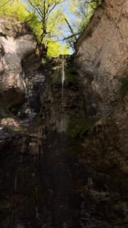 📌 Le Cirque du Bout du Monde 

Une magnifique reculée naturelle, qui abrite une cascade haute de 30 mètres et une résurgence qui surgit d’une grotte dans la falaise. 😍

Un lieu exceptionnel à quelques minutes de Nolay et à 1h de Dijon. 

• Bourgogne - Beaune - Dijon - Nature •
#explorefrance #lacotedorjadore #mybourgogne #sortezchezvous #bourgognefranchecomtetourisme
